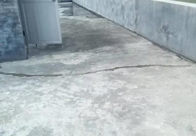 离石楼顶漏水维修公司分享下如何解决卫生间隐蔽部位漏水的问题?