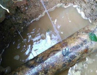 离石楼顶渗水维修公司分享下地暖漏水的原因及检测方法。